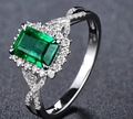 Elegant G18K gold variant ring with emerald cut green gemstone and pavé diamonds - Ur0712