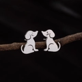 Orecchini a lobo a forma di cucciolo in argento lucido su sfondo di ramo di legno - Color Acciaio