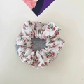 Bloemenprint haarscrunchie met roze rozen en groene bladeren op witte kantstof - #5 Roze Gerookte Roos