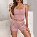 Dettaglio del set loungewear a coste rosa polvere con canotta a bottoni e pantaloncini - S / Rosa