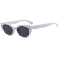 Modische Cat-Eye-Sonnenbrille mit weißem Rahmen und Goldakzenten auf weißem Hintergrund - Festes Weiß C02