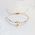 Details des verstellbaren Boho-Perlenarmbands mit goldenem Z-Anhänger und bunten Glasperlen - Buchstabe Z