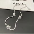 Collier fleurs argenté avec cristaux clairs et chaîne réglable sur une base réfléchissante - Collier Trèfle à Quatre Feuilles Blanc