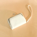 Pochette portafoglio bianca minimalista con chiusura argento e cinturino - Bianco