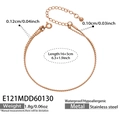 Detalle de una pulsera de capas de acero inoxidable en oro rosa con cierre de mosquetón ajustable - Cadena de serpiente y bolas de doble capa / Oro rosa