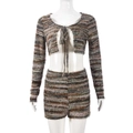 Dettaglio del set in maglia a righe con crop top a maniche lunghe e pantaloncini abbinati - S / Verde