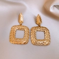 Makroaufnahme goldener Vintage-Ohrringe mit gewebter Textur auf Seidenhintergrund - Gold Blatt Hohl Gewebt Stil (11#)