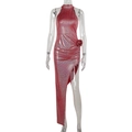Detail van rode halterjurk met een 3D-roos sieraad en elegante hoge split ontwerp - S / Rood