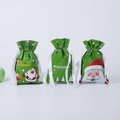 Tre sacchetti regalo di Natale verdi con coulisse e stampe di Babbo Natale e renne - 50 pezzi / Verde 3 Stili Misti