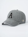 Dettaglio del cappellino in cotone lavato grigio con ricamo nero della lettera A e cuciture - Grigio