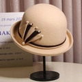 Elegante sombrero cloche de lana beige con perlas y cinta marrón en soporte metálico - M(56-58CM) Ajustable / Camello Claro