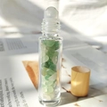 Flacon en verre d'huile essentielle avec cristaux verts et bouchon en bambou - Jade aventurine