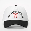Cappellino da baseball bianco e nero con ricamo Just Doing My Best e dettaglio fiocco - Splicing Bianco e Nero