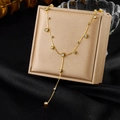 Collana a Y dorata in acciaio inossidabile con cristalli rotondi su portagioie beige - Stile con Intarsi in Zirconia Oro (N3147)