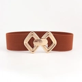 Détail macro de la boucle métallique losange dorée sur une large ceinture élastique marron - Style élastique / Café clair