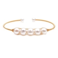 Bracciale rigido aperto dorato con cinque perle d'acqua dolce su sfondo bianco - Bracciale Aperto Oro con Cinque Perle Principali