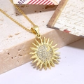 Collana con ciondolo a forma di fiore di sole dorato e zirconi su fondo in pietra naturale - Sole / Oro