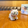 Witte low-poly kattenfiguur met verschillende oogkleuren, touw en een gouden bel - Meow Meow Church Houtsnijwerk - Perzische Kat