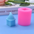 Detail der rosa zylindrischen Silikonform mit blauem Schneemannhut für Mousse und Kerzen - Mini Turmhaus Schloss Form (3)