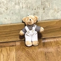 Portachiavi orsetto di peluche con camicia a scacchi bianchi e neri e salopette bianca - Altezza: 10cm / Stile Uomo Nero