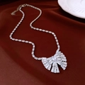 Dettaglio della collana a fiocco d'argento con zirconi quadrati su seta rosso scuro - Collana con Pendente a Fiocco / Argento