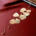 Detailansicht goldener Ginkgo-Blatt-Anhänger an einer eleganten Schlangenkette - Gold Ginkgoblatt Blumenstil