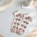 Süße weiße Netzsocken mit roten Blumenstickereien und rosa Fersen in flacher Ansicht - Einheitsgröße (Ohne Verpackung) / Platt