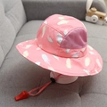 Cappello da sole rosa per bambini con rete traspirante, motivo a piume e fischietto di sicurezza - 50-53cm (2-6 Anni) / Piuma Rosa (Cappello a Secchiello in Mesh)