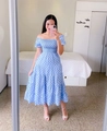 Nahaufnahme von hellblauem Polka-Dot-Stufenkleid mit gerafftem Oberteil und schulterfrei - S / Blauer Punkt