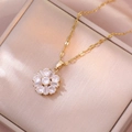 Elegante collana con ciondolo a fiore in oro e zirconi su portagioie color champagne - Stile Petalo Dorato (X3387)