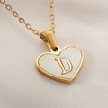 Collar de corazón dorado con incrustación de nácar blanco y colgante letra D - Letra D
