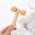 Tragbarer T-förmiger Gesichtsmassageroller aus Naturholz mit zwei glatten Massageperlen - Premium Gesichtsmassagegerät (11x3.8cm)