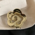 Dettaglio di un fermaglio per capelli a rosa dorata lucida con elegante design a spirale - 5,5 cm / Oro