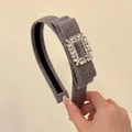 Eleganter grauer beflockter Haarreif mit luxuriöser Strass-Schnalle für Damen Frisuren - Grau