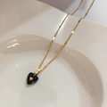 Collana in acciaio al titanio con ciondolo a cuore nero e catena dorata sottile - Collana con catena semplice in acciaio al titanio / Cuore Nero