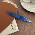 Dettaglio molletta blu fatta a mano con scritta dorata France Handmade su pelle - Ovale / Blu