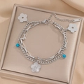 Pulsera de doble capa en acero plateado con gemas azules y colgantes de flores - Estilo Flor de Cinco Pétalos (949) / Color Acero