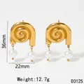 Gedetailleerd beeld van gouden roestvrijstalen spiraal oorbellen met witte parels - Goud