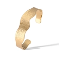 Goldener gewellter Armreif aus Edelstahl mit gehämmerter Textur und offenem Design - Gold