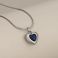 Elegante Schlangenkette in Silber mit einem tiefblauen Herzanhänger aus Kristall - Silber + Blauer Zirkonia