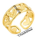 Primer plano anillo dorado corazones calados mostrando ancho 0,8cm y diámetro de 1,7cm - Dorado