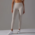 Vue détaillée du legging de yoga taille haute beige clair avec design sans couture fessier - XS / Vieux Rose