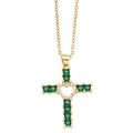 Collana hip hop in oro con croce, gemma smeraldo e dettaglio cuore su sfondo bianco - Verde