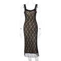 Détail de robe midi en dentelle noire avec doublure beige, bretelles et ourlet plissés - S / Noir