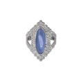 Detailaufnahme eines silbernen Edelsteinrings mit blauem ovalem Stein und Texturband - Einheitsgröße / Silber-Königsblau