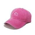 Dettaglio del ricamo a cane sul cappellino da baseball in cotone rosa lavato - M (56-58cm) / Rosa Rosso