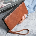 Portefeuille long marron pour homme en cuir PU avec dragonne dans un cadre lifestyle élégant - Marron