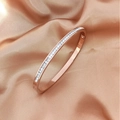 Elegante bracciale in acciaio al titanio placcato oro rosa 18K con zirconi lucidi - Oro rosa