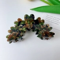 Pince à cheveux en acétate écaille de tortue au design ondulé sur fond blanc - Vert Marron