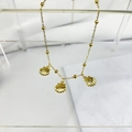 Detailopname van een vergulde ketting met drie schelphangers en kleine gouden kralen - Sint-jakobsschelp